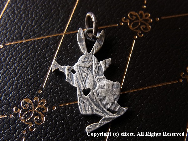 オールドコインを使った不思議の国のアリス　ラッパうさぎチャーム　Old Coin Wrapper Rabbit Charm