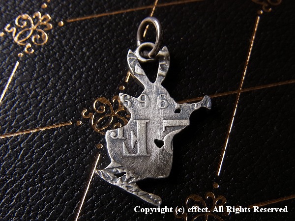 オールドコインを使った不思議の国のアリス　ラッパうさぎチャーム　Old Coin Wrapper Rabbit Charm