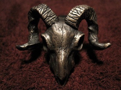 リアルな造形の羊の頭蓋骨です。一切の装飾をせずリアリティーに拘った 